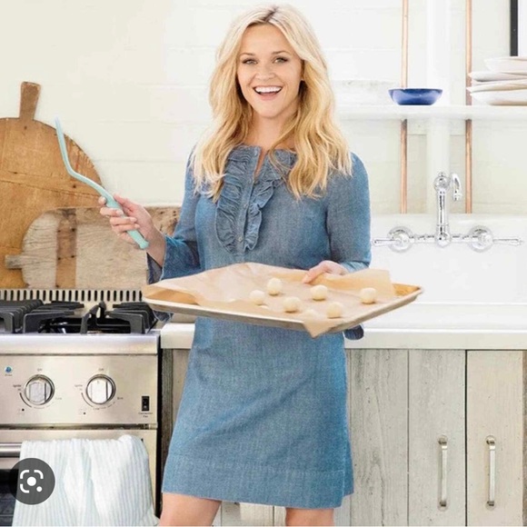 Draper James chambray shirt dress in light wash - Picture 3 of 4